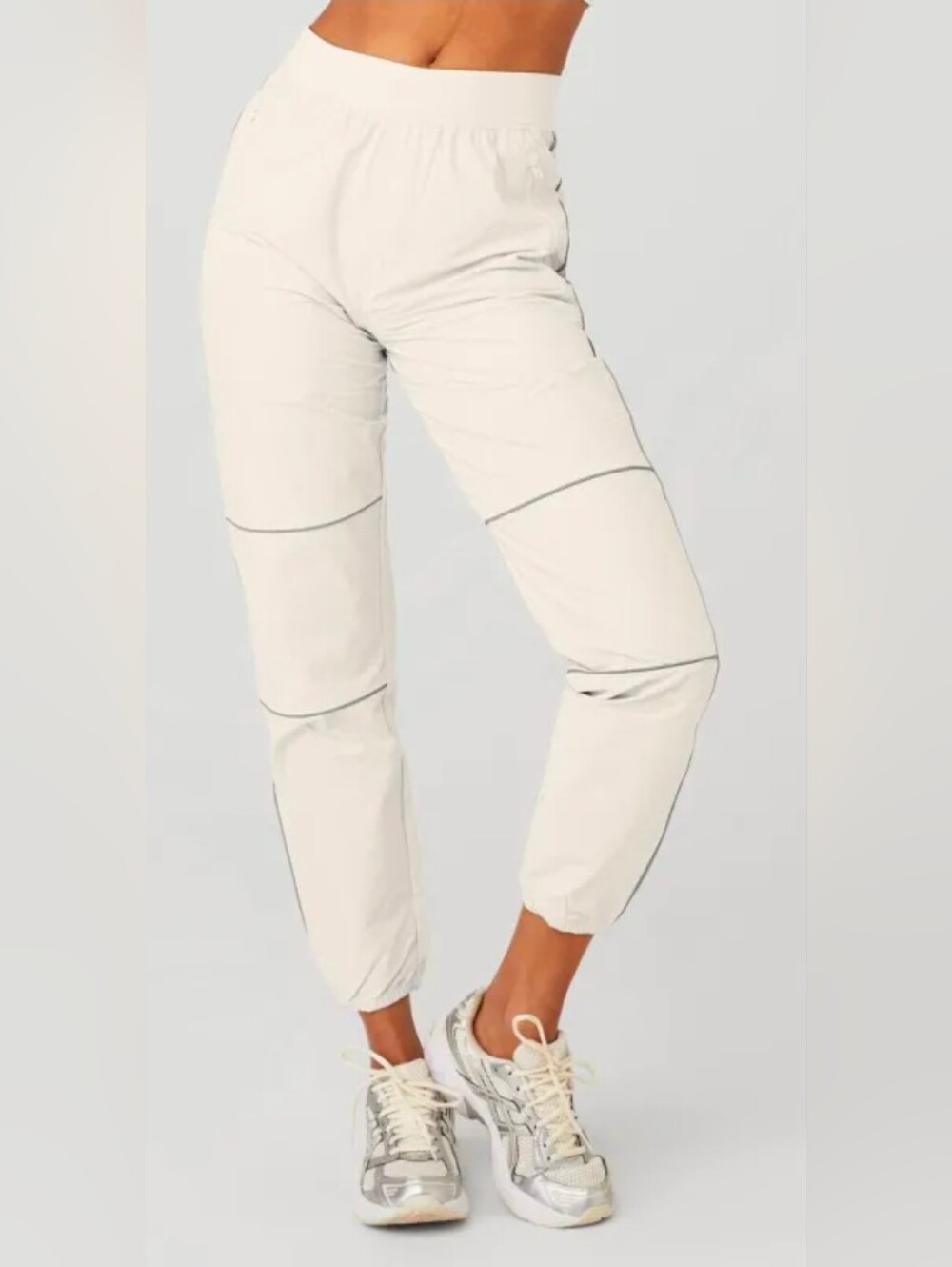 Alo Yoga Alo Yoga 

Torrent Track Sweatpant - Bone

Size Small